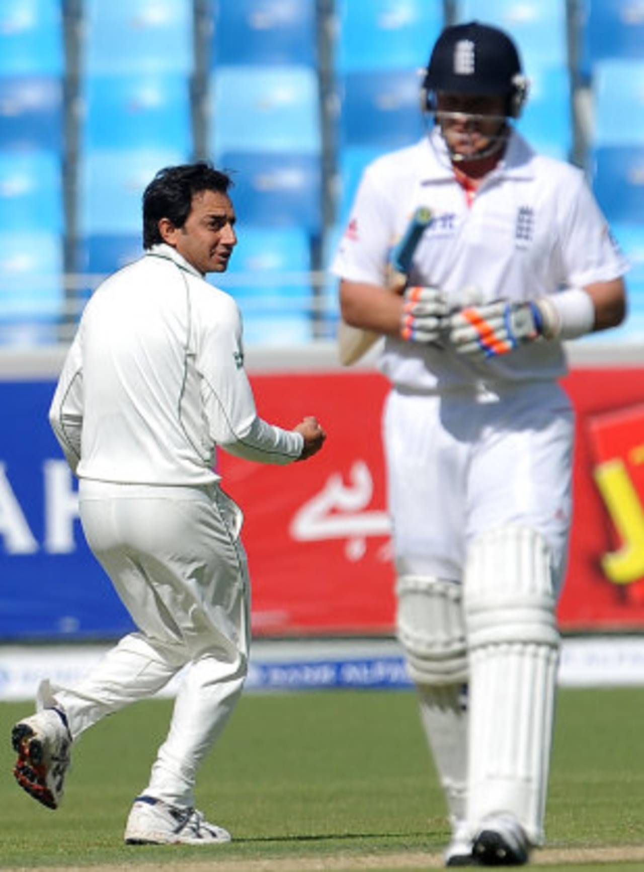 Saeed Ajmal does a double-take when he hears Ian Bell cussing in Afrikaans&nbsp;&nbsp;&bull;&nbsp;&nbsp;Getty Images