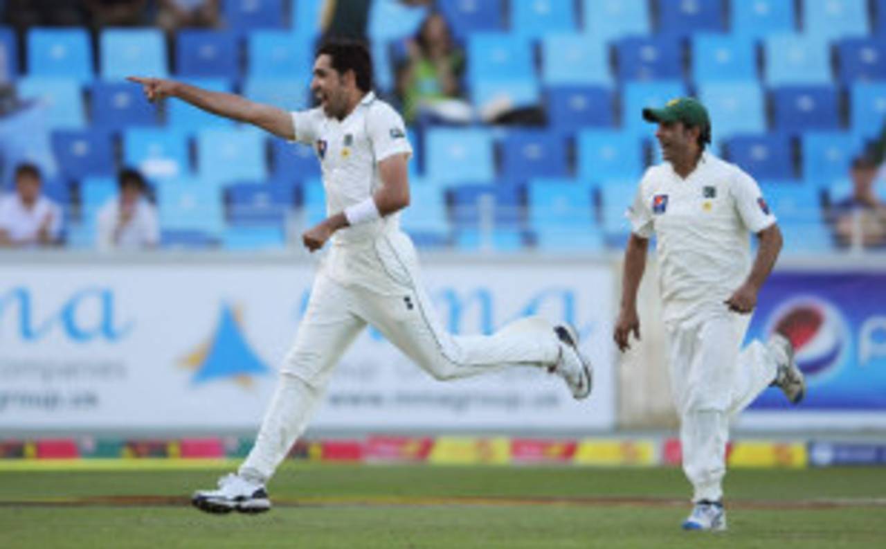 Umar Gul celebrates his fourth wicket, Pakistan v England, 1st Test, Dubai, 3rd day, January 19, 2012