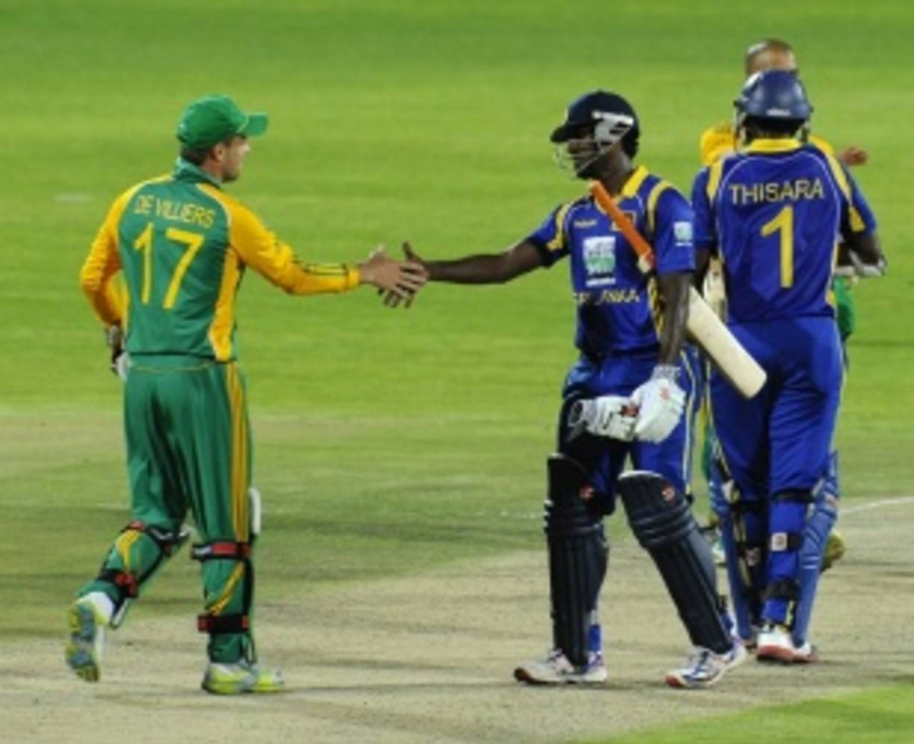 AB de Villiers congratulates Angelo Mathews on Sri Lanka's win, South Africa v Sri Lanka, 4th ODI, Kimberley, January 20, 2012