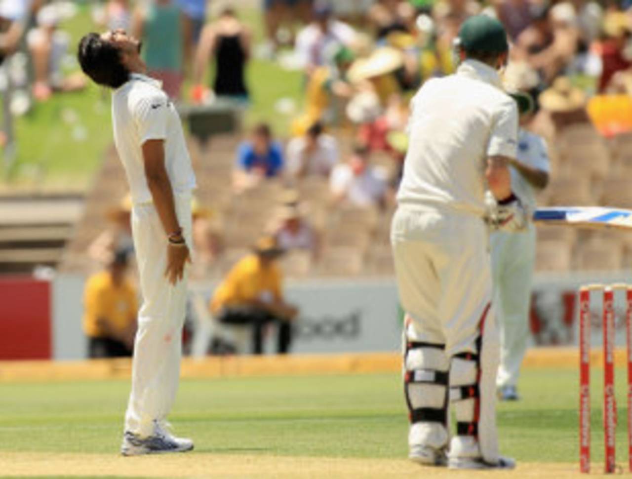 Ishant Sharma had another frustrating day in the field, Australia v India, 4th Test, Adelaide, 1st day, January 24, 2012