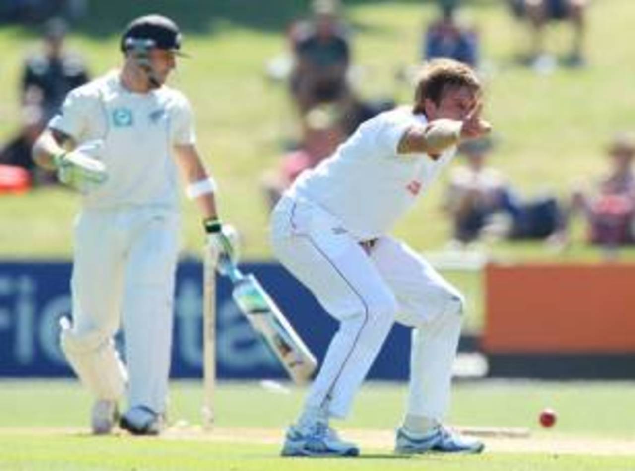 Kyle Jarvis appeals unsuccessfully against Brendon McCullum, New Zealand v Zimbabwe, Only Test, Napier, 1st day, January 26, 2012