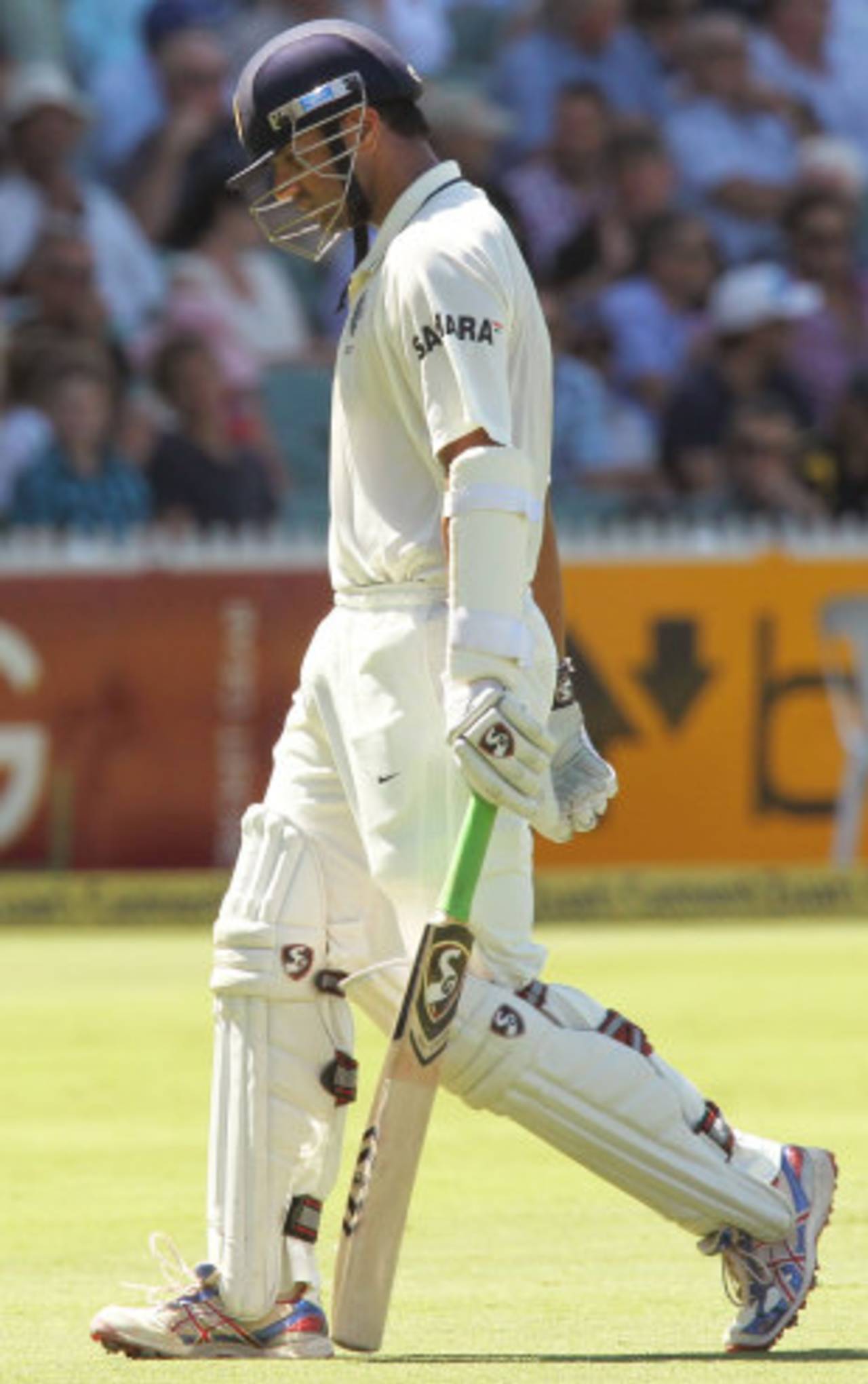 Rahul Dravid leaves the field in Adelaide, Australia v India, 4th Test, Adelaide, 4th day, January 27, 2012