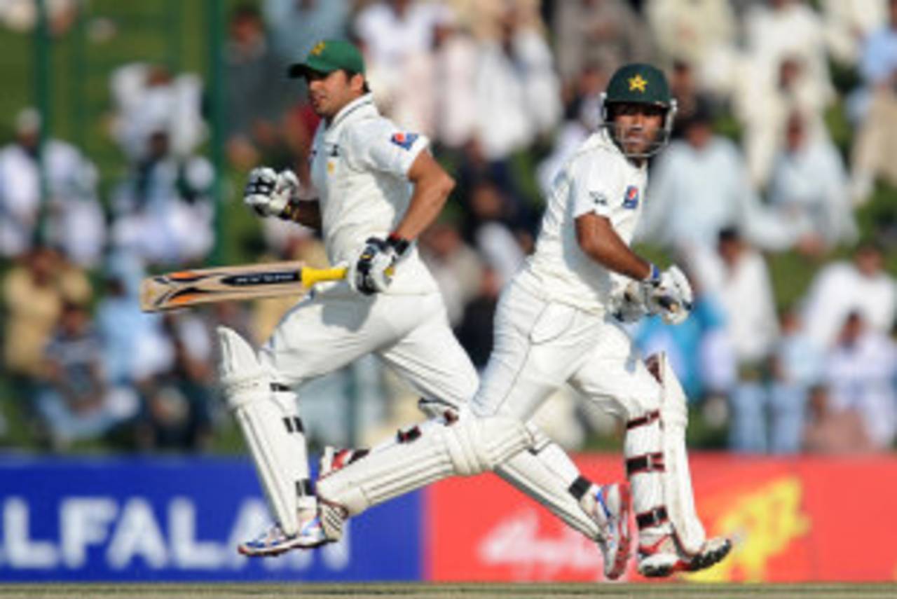 Asad Shafiq and Azhar Ali shared a battling unbeaten stand of 71, Pakistan v England, 2nd Test, Abu Dhabi, 3rd Day, January 27, 2012
