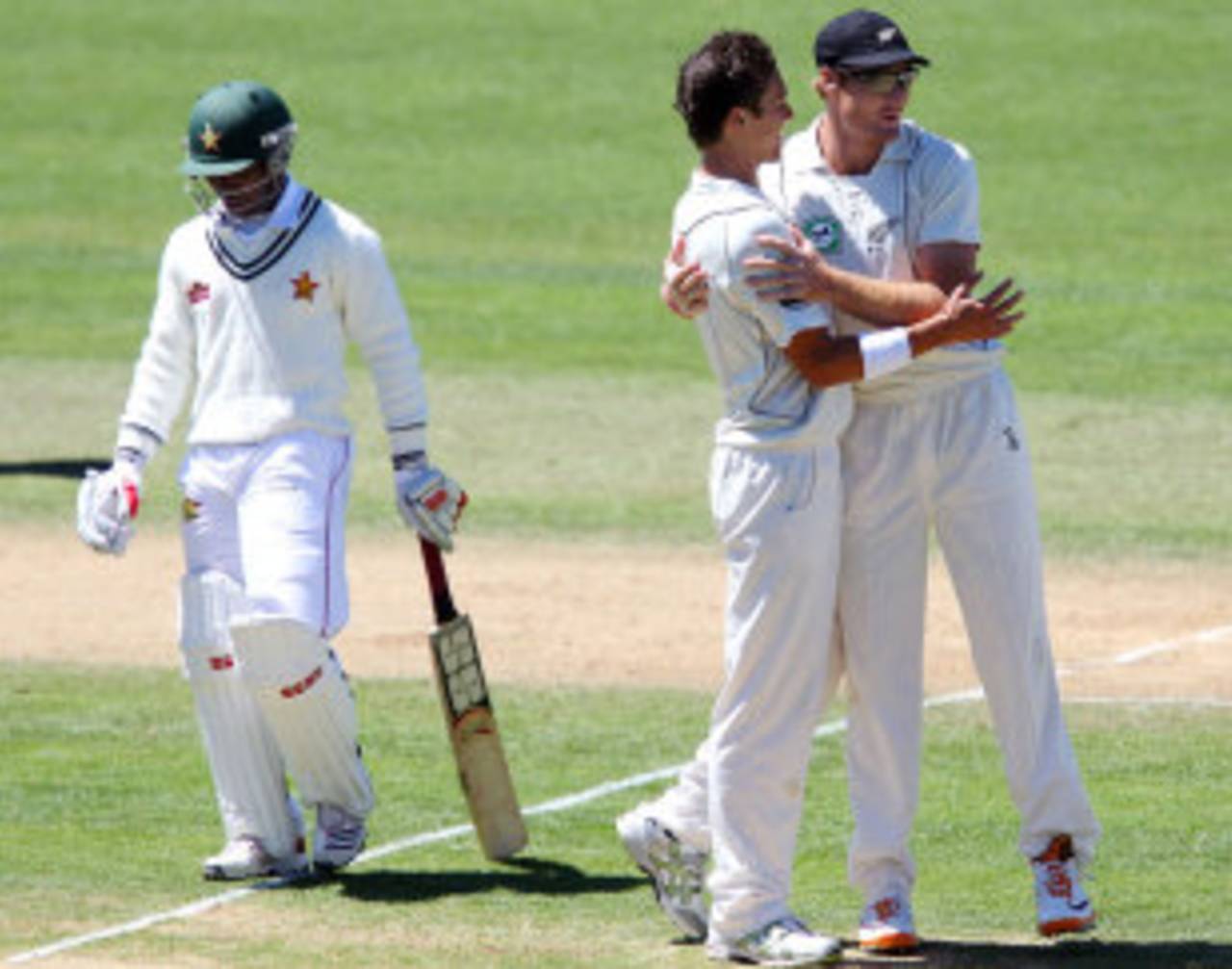 Trent Boult and Martin Guptill are happy to send Tatenda Taibu back, New Zealand v Zimbabwe, Only Test, Napier, 3rd day, January 28, 2012