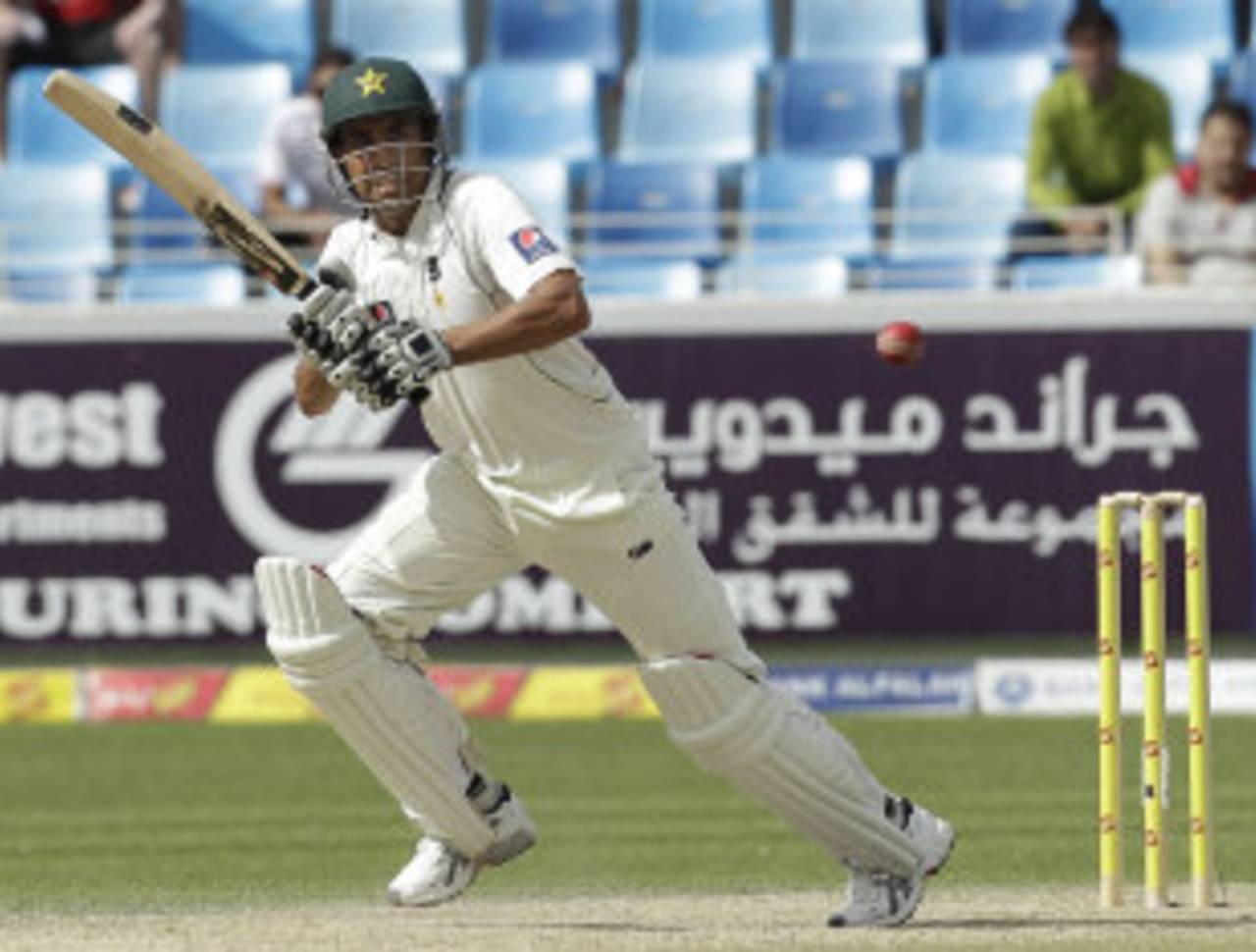 Younis Khan scored his first half-century of the series, Pakistan v England, 3rd Test, Dubai, 2nd day, February 4, 2012