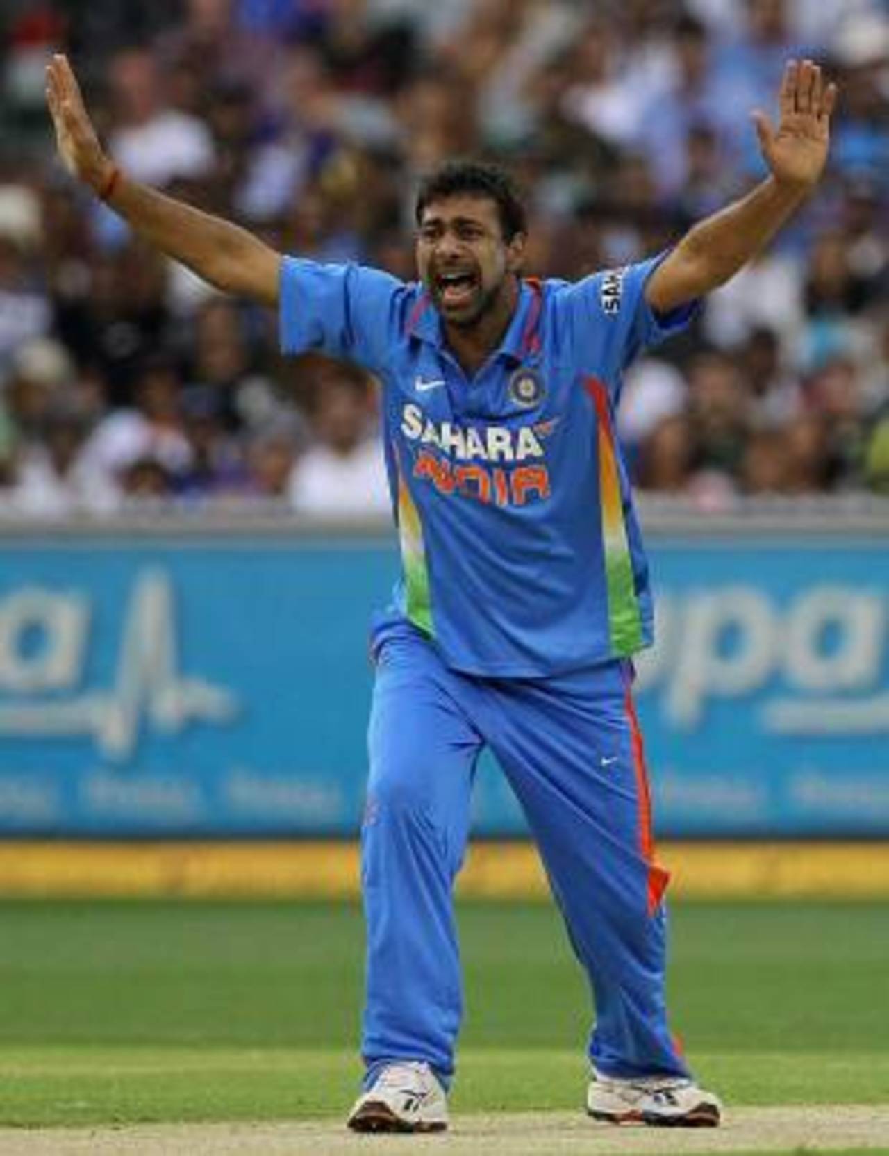 Praveen Kumar lets out a huge appeal, Australia v India, CB Series, 1st ODI, Melbourne, February 5, 2012
