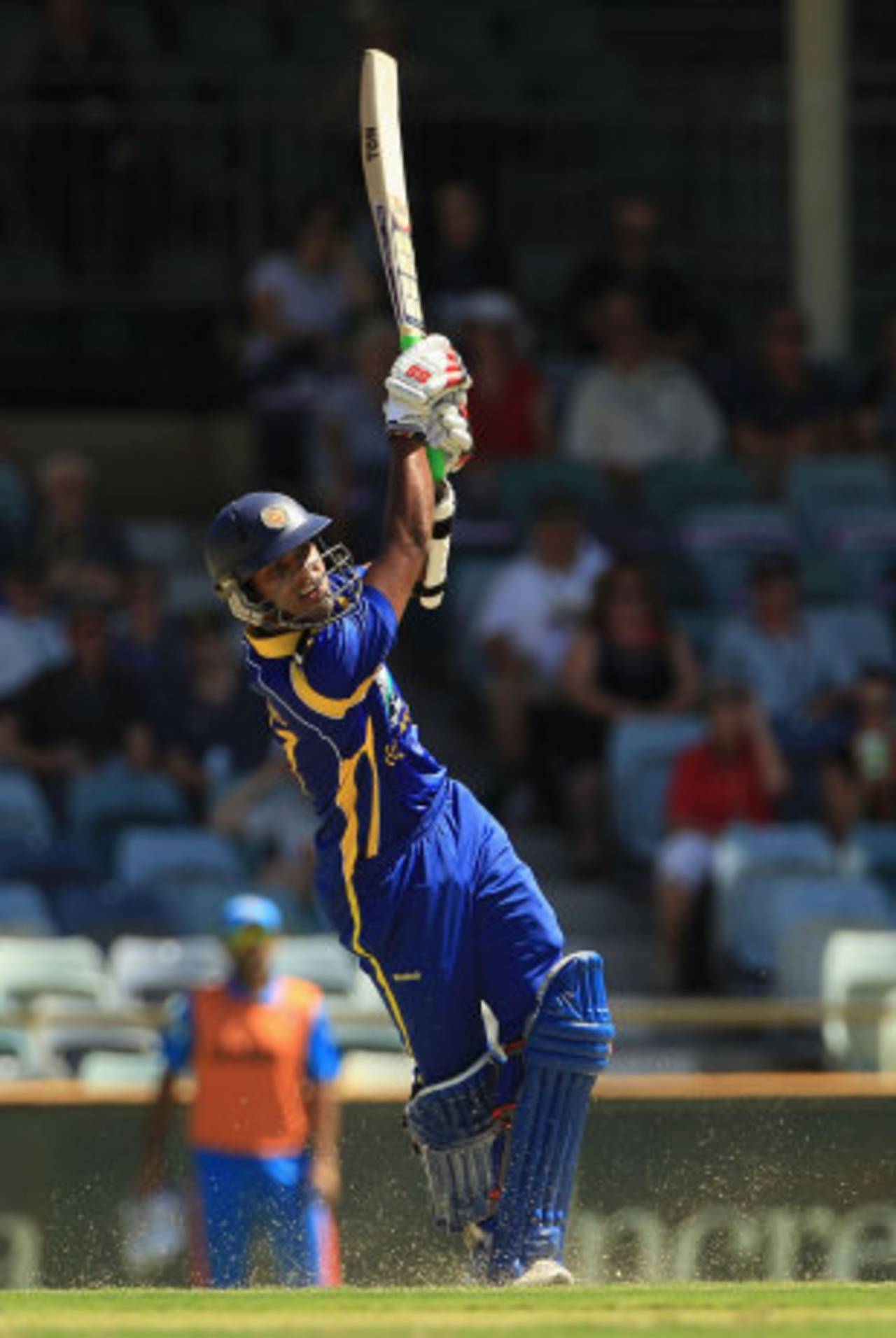 Dinesh Chandimal goes over the top, India v Sri Lanka, CB Series, 2nd ODI, Perth, February 8, 2012