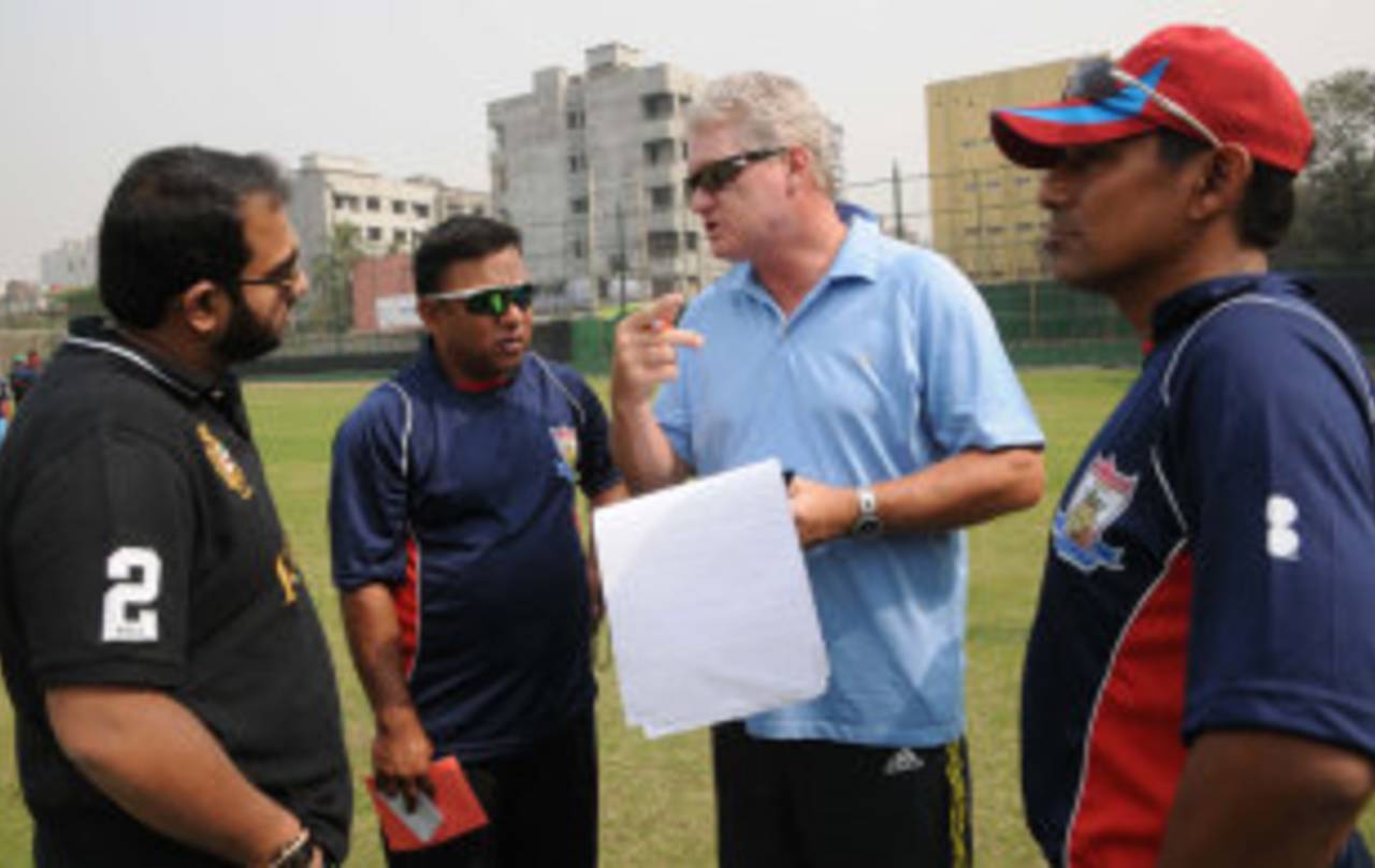 Dean Jones talks to Khaled Mahmud and the rest of the Chittagong Kings coaching staff at their training session in Dhaka&nbsp;&nbsp;&bull;&nbsp;&nbsp;Chittagong Kings