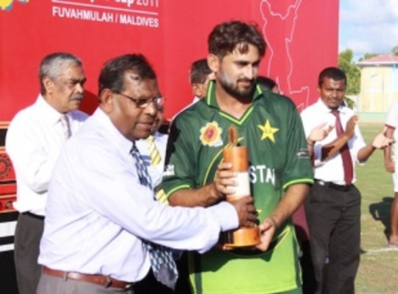 Awais Zia receiving an award during the SAARC Twenty20 Cup&nbsp;&nbsp;&bull;&nbsp;&nbsp;ESPNcricinfo Ltd