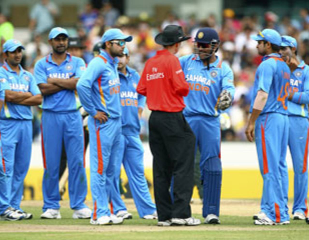 MS Dhoni discusses the appeal for obstructing the field with umpire Billy Bowden, Australia v India, CB Series, Sydney, February 26, 2012