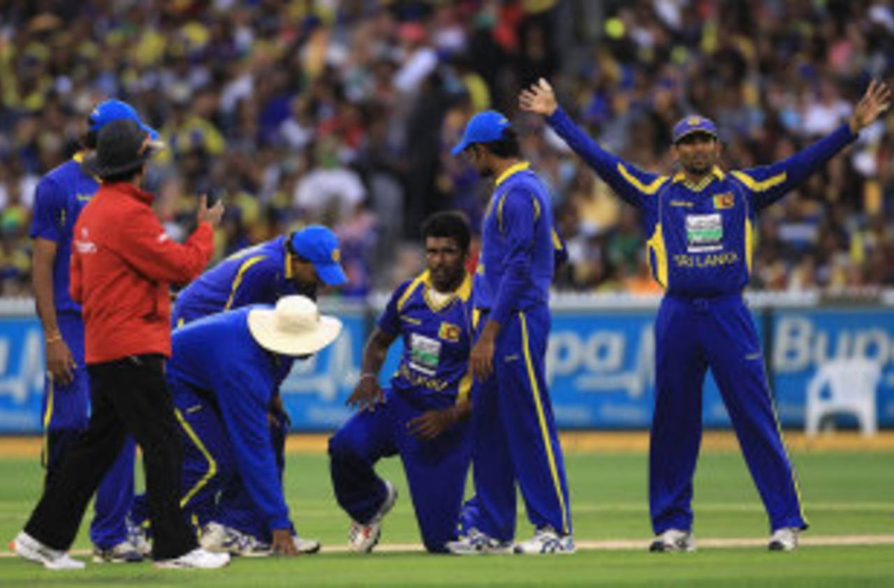 Thisara Perera goes down with an injury, Australia v Sri Lanka, CB series, Melbourne, March 2, 2012