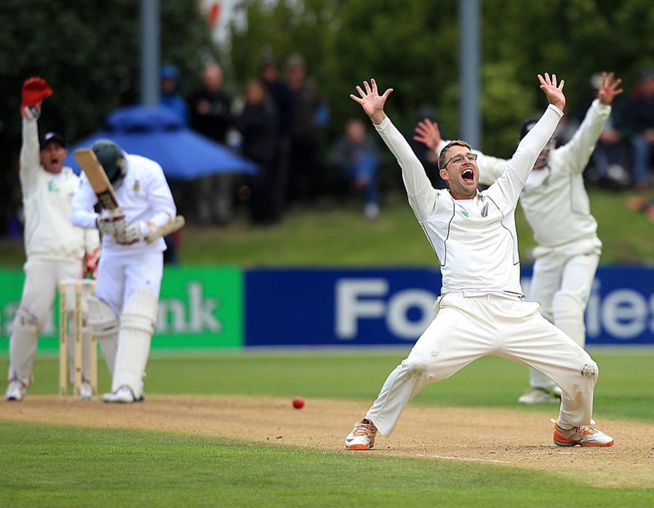 Daniel Vettori appeals unsuccessfully, New Zealand v South Africa, 1st Test, Dunedin, 1st day, March 7, 2012