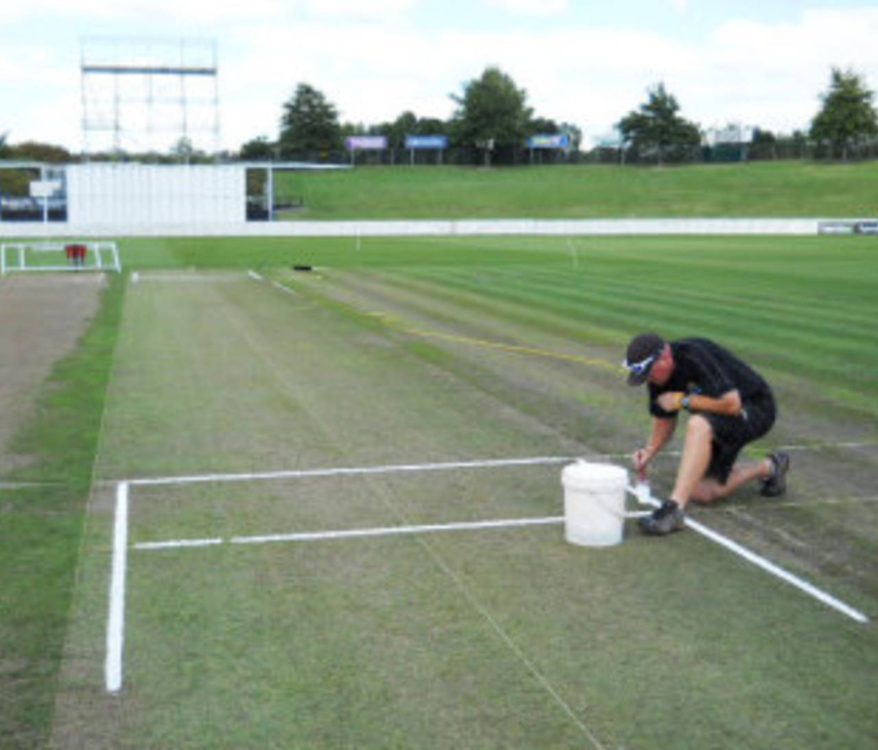 Karl Johnson works on the Seddon Park pitch&nbsp;&nbsp;&bull;&nbsp;&nbsp;ESPNcricinfo Ltd