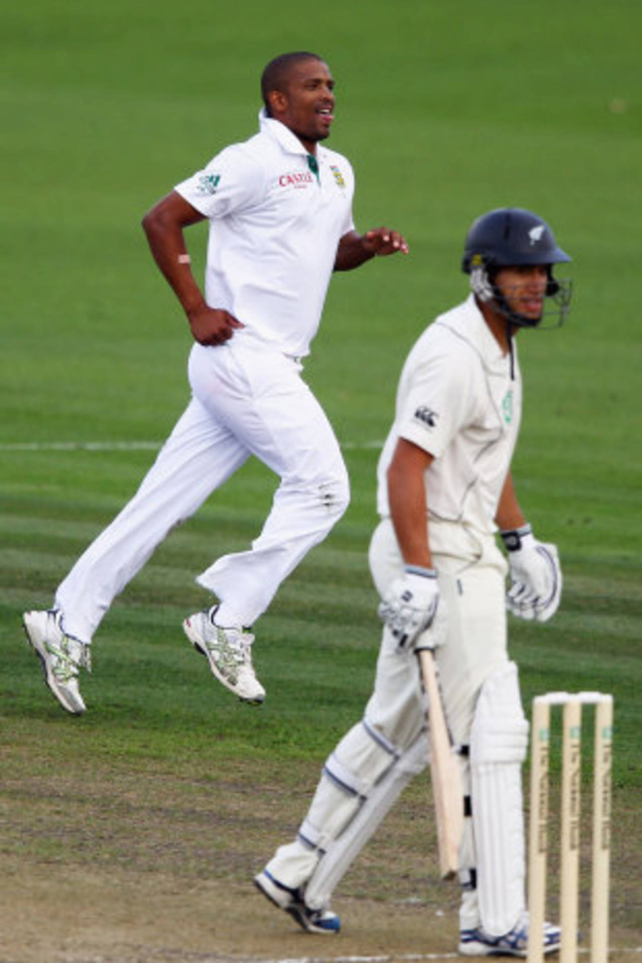 Vernon Philander took three wickets in two overs as New Zealand collapsed from 133 for 2 to 185 all out&nbsp;&nbsp;&bull;&nbsp;&nbsp;Getty Images