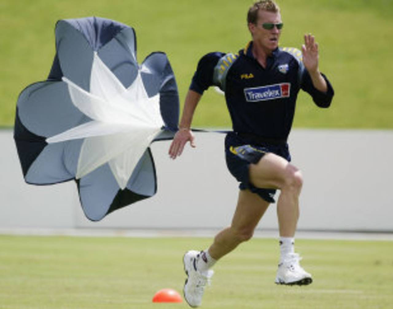 Brett Lee runs with a parachute, Potchefstroom, February 3, 2003