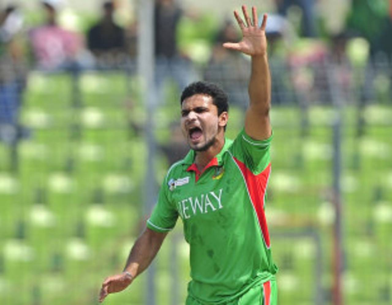 Mashrafe Mortaza celebrates the wicket off Nasir Jamshed&nbsp;&nbsp;&bull;&nbsp;&nbsp;AFP