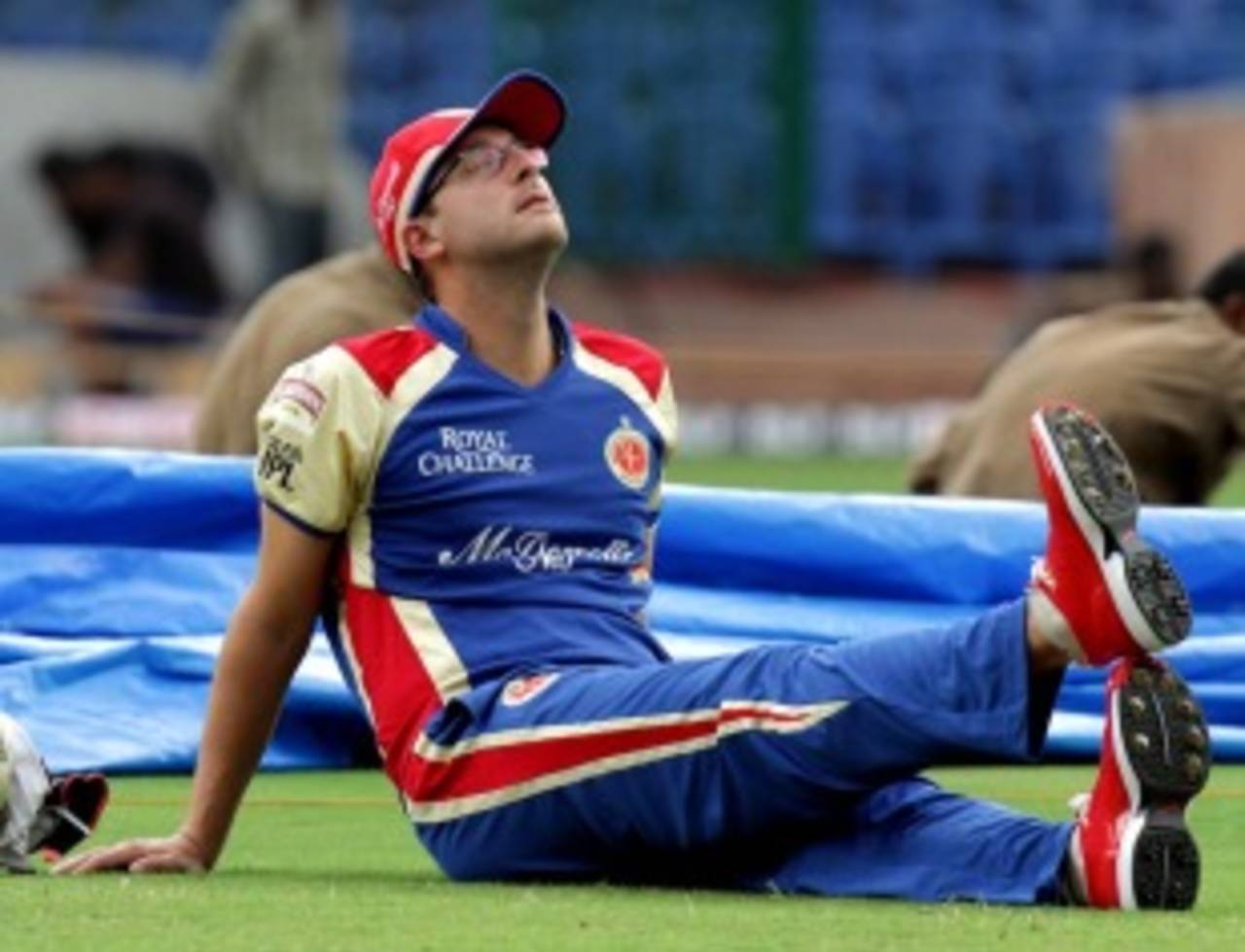 Daniel Vettori relaxes at the Chinnaswamy Stadium, Bangalore, April 6, 2012