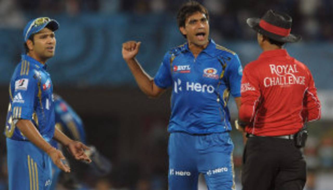 Munaf Patel has words with the umpire, Deccan Chargers v Mumbai Indians, IPL 2012, Visakhapatnam, April 9, 2012