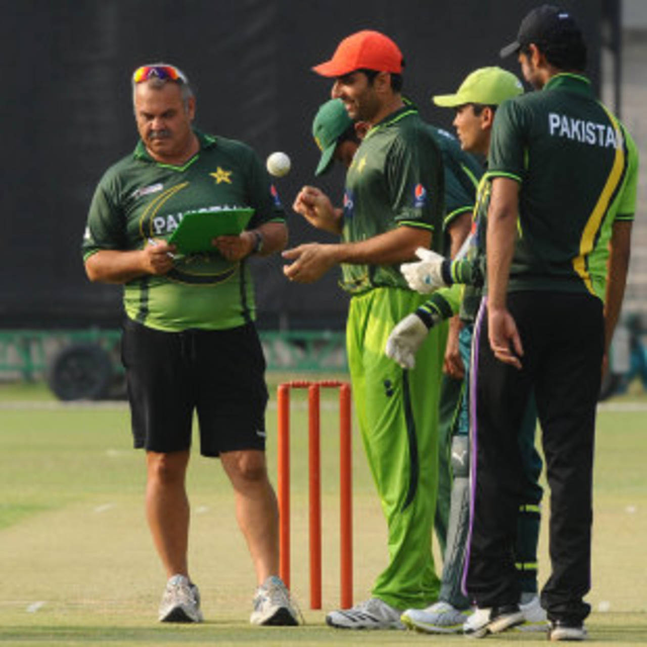 Dav Whatmore with Misbah-ul-Haq and other Pakistan players at a training camp at the Gaddafi stadium, Lahore, April 19, 2012