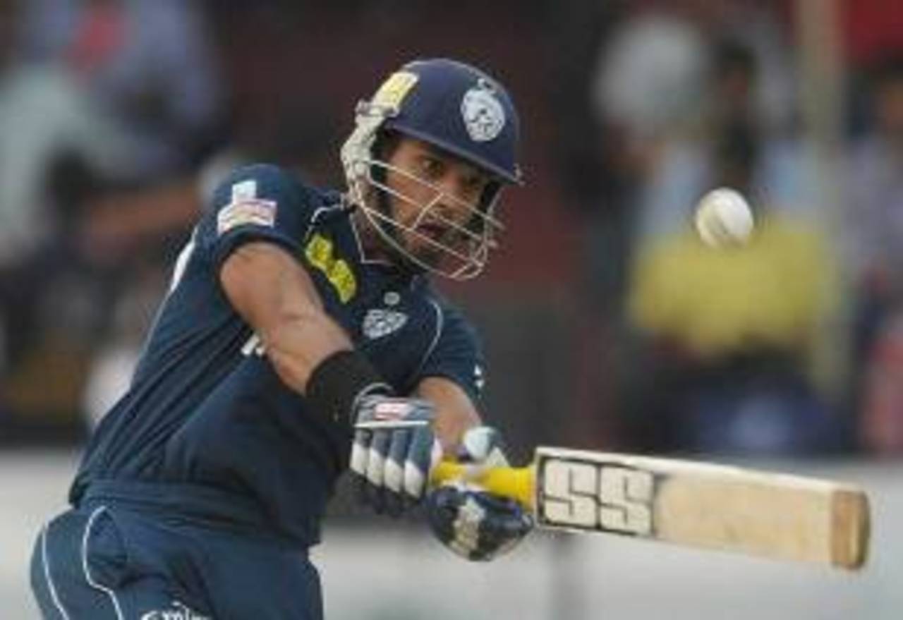 Shikhar Dhawan launches into one, Deccan Chargers v Delhi Daredevils, IPL 2012, Hyderabad