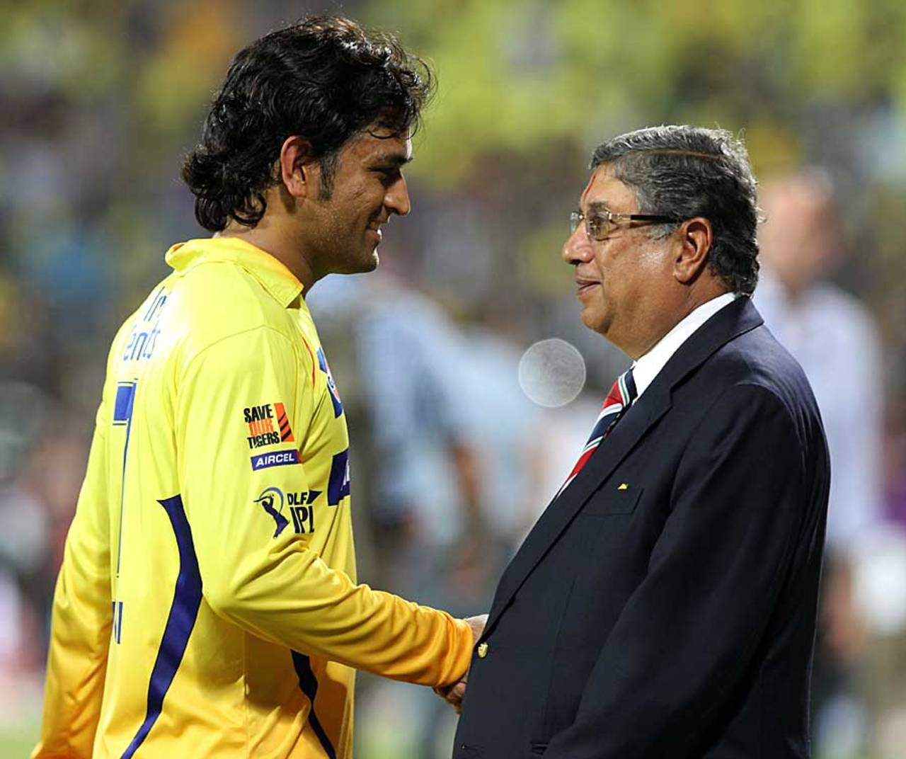 MS Dhoni has a word with the BCCI president N Srinivasan, Kolkata Knight Riders v Chennai Super Kings, IPL 2012, final, Chennai, May 27, 2012
