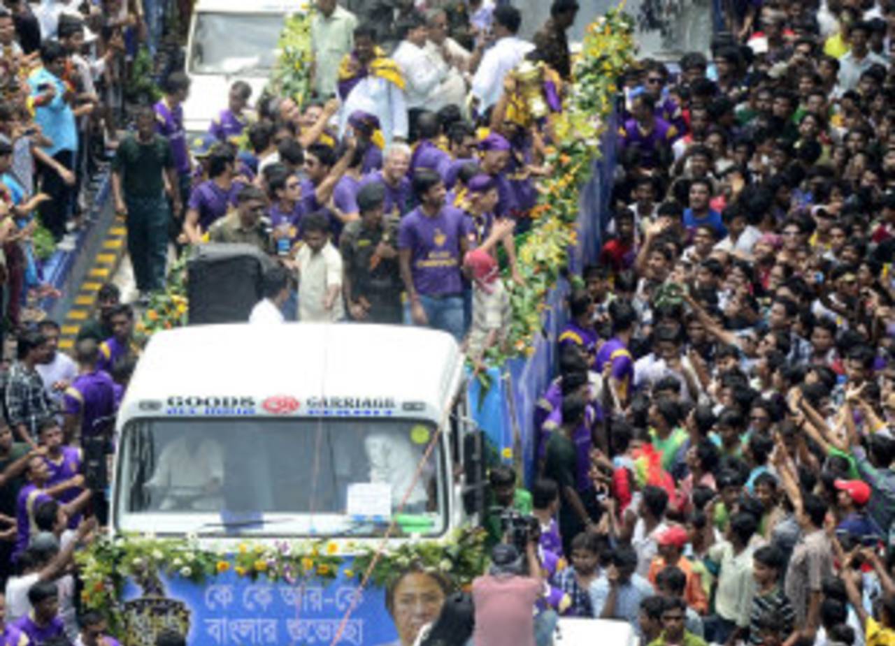Knight Riders are greeted by fans in Kolkata, May 29, 2012