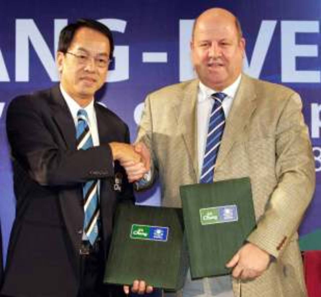 Somchai Suttikulpanich, deputy senior manager of the Thai Beverage Marketing (L) shakes hands with Everton FC Chief Excutive Officer Keith Wyness (R) during a press conference for a sponsorship deal in Bangkok, 17 January 2008
