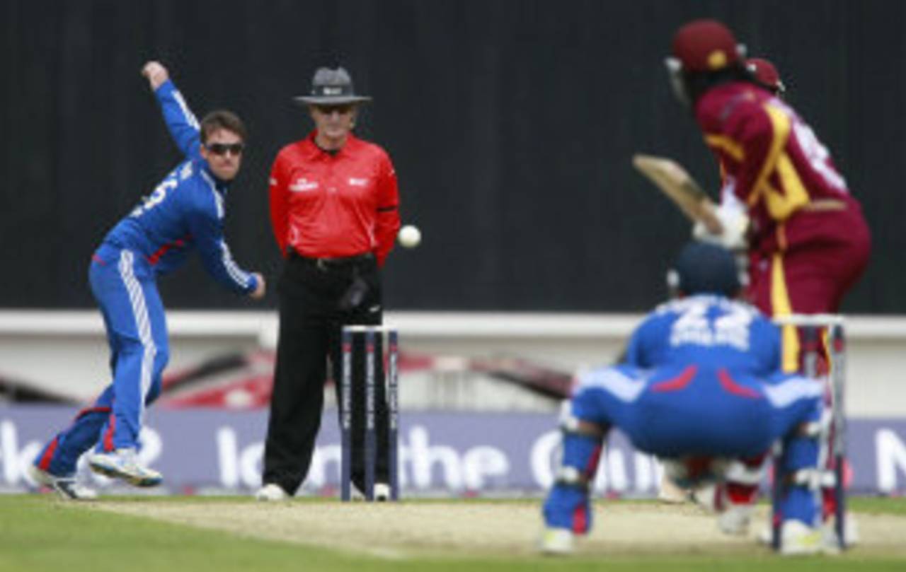 Graeme Swann bowls to Chris Gayle, England v West Indies, 2nd ODI, The Oval, June 19, 2012