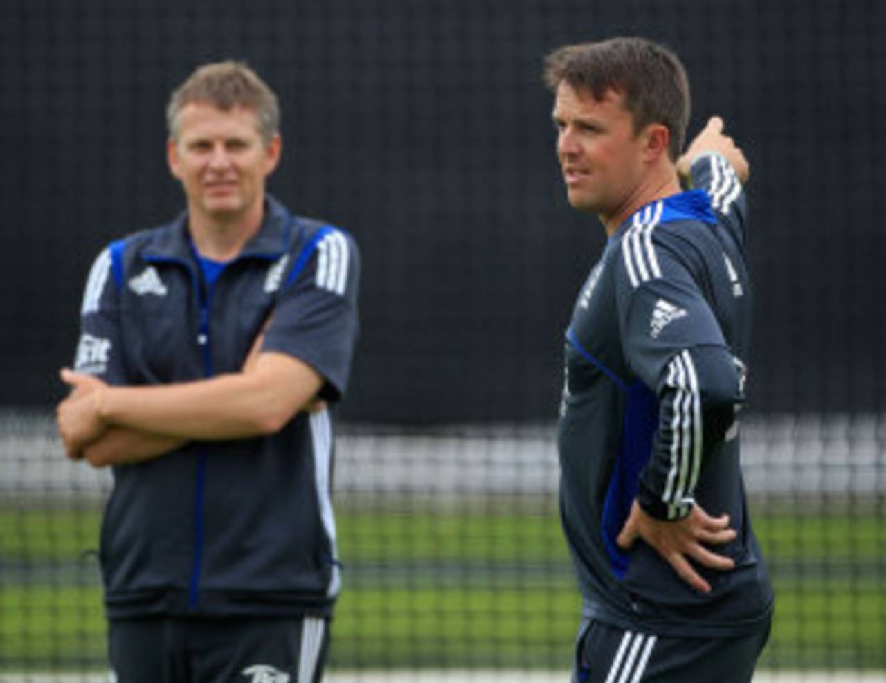 Graeme Swann uses his dodgy elbow to make a point, watched by England's spin-bowling coach Peter Such&nbsp;&nbsp;&bull;&nbsp;&nbsp;Getty Images