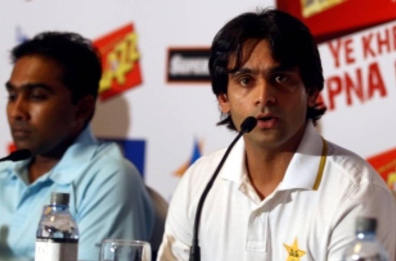 Mohammad Hafeez and Mahela Jayawardene at the press conference, Colombo, May 28, 2012