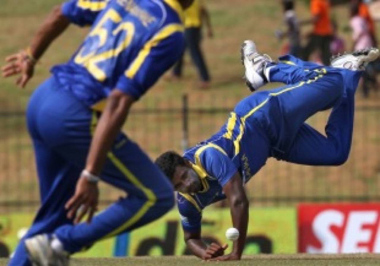 Thisara Perera attempts to take a catch, Sri Lanka v India, 1st ODI, Hambantota, July 21, 2012  