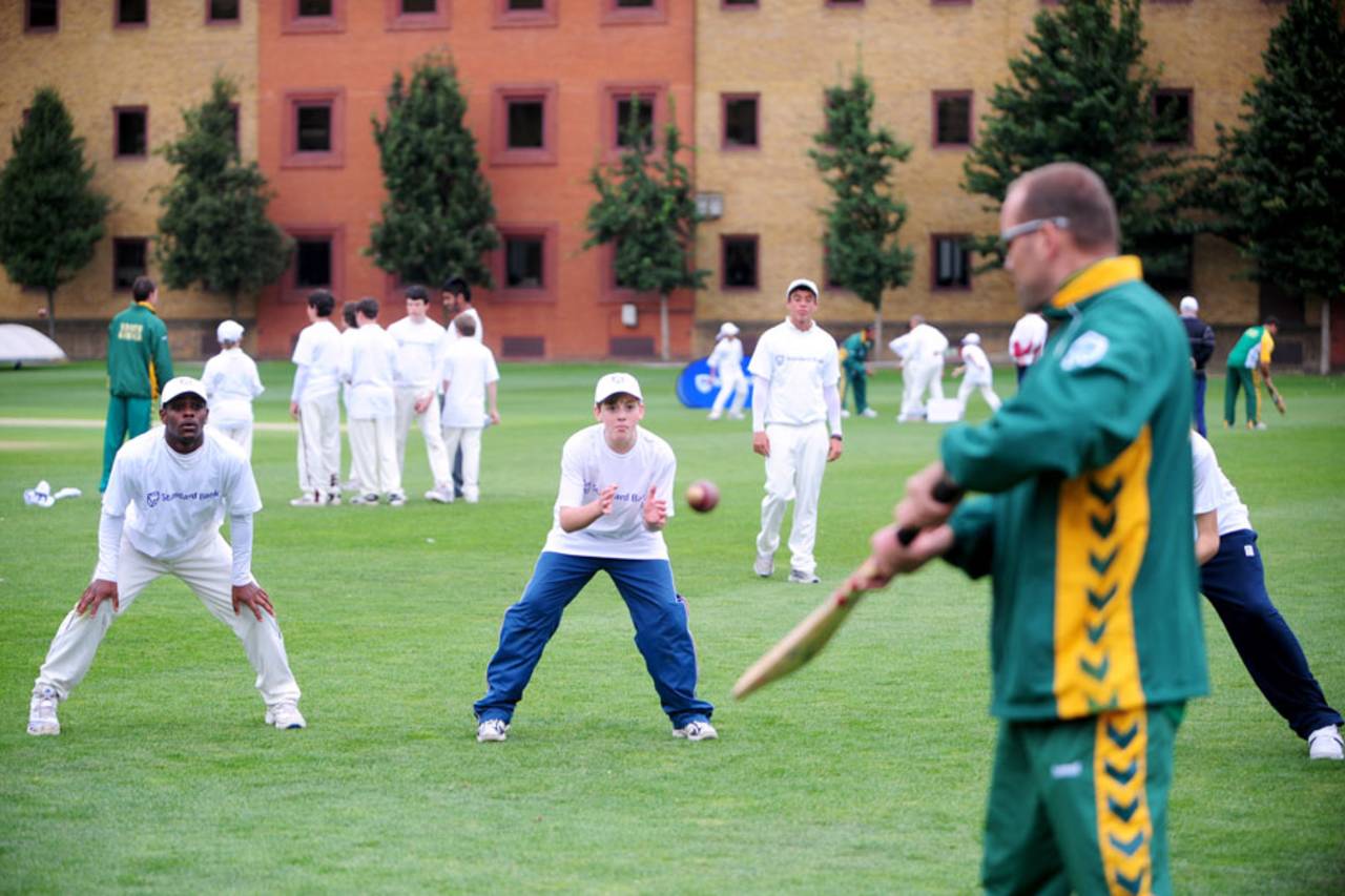 Jacques Kallis plays with local school kids, London, August 27, 2008