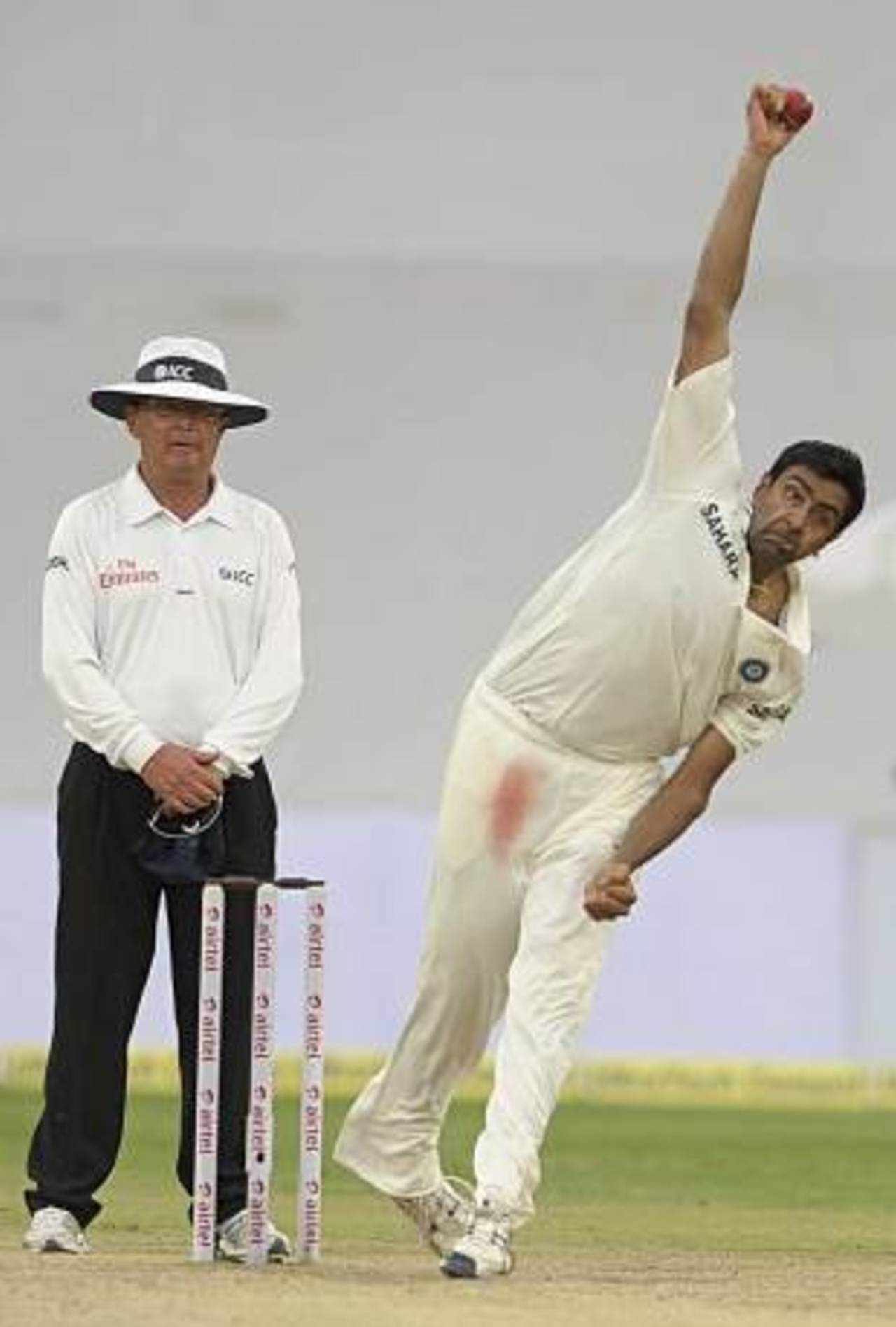 R Ashwin took early wickets to peg New Zealand back, India v New Zealand, 1st Test, Hyderabad, 2nd day, August 24, 2012