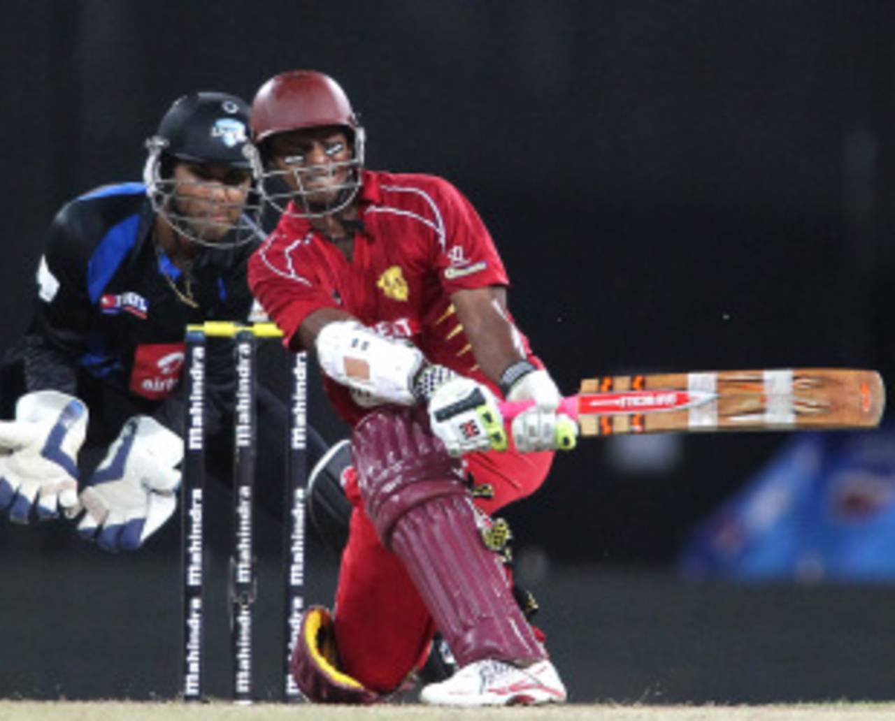 Shivnarine Chanderpaul plays a reverse-sweep, Wayamba v Uva, SLPL, 1st semi-final, Colombo, August 28, 2012