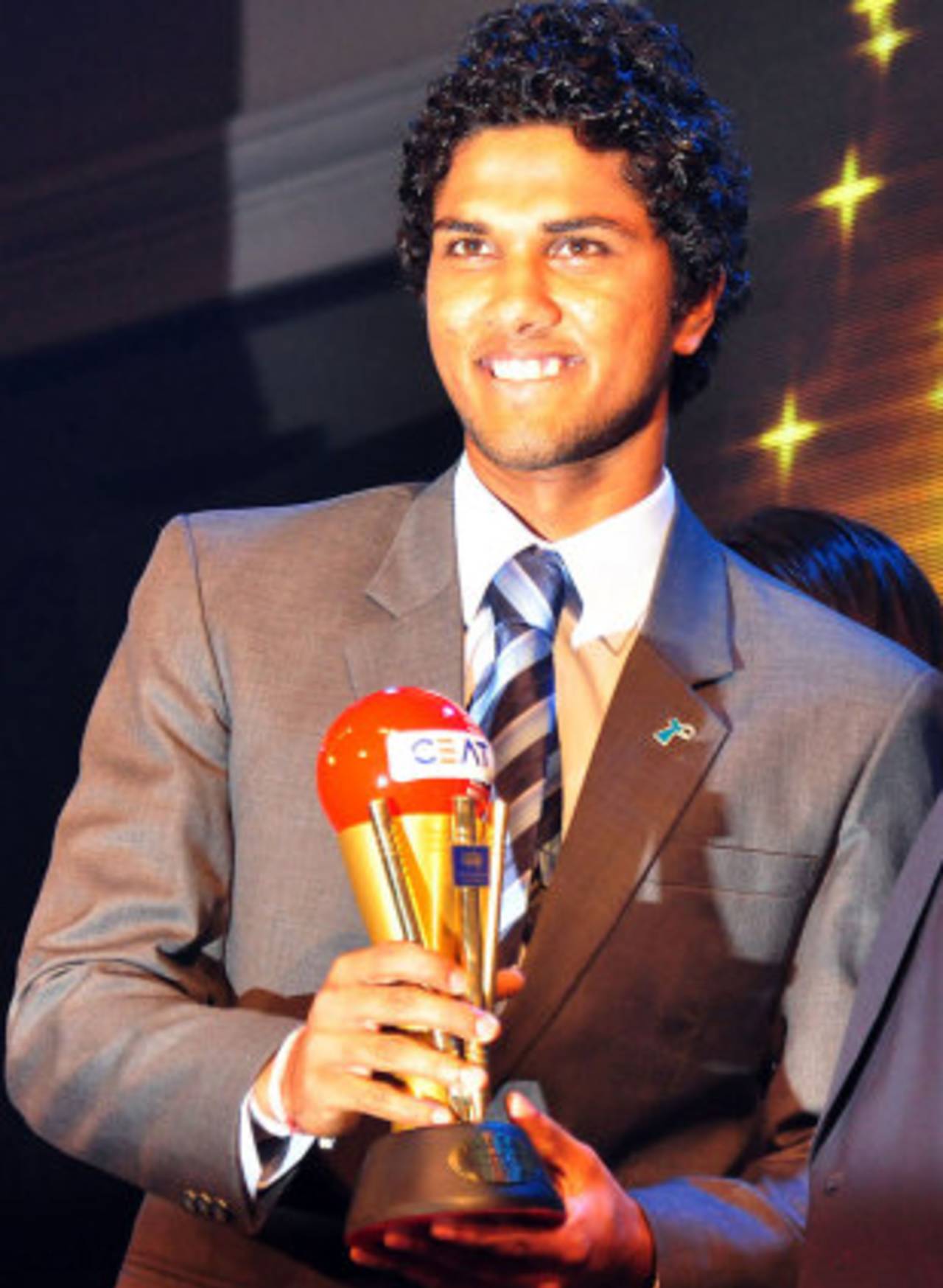 Dinesh Chandimal with the Emerging Player of the Year award, Colombo, September 5, 2012