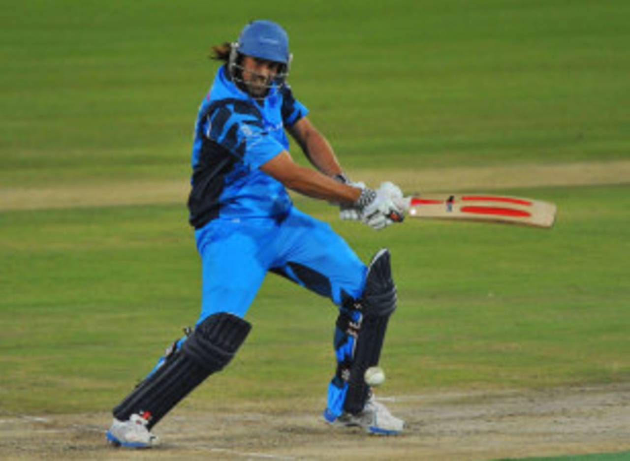 David Wiese cuts during his blitz, Titans v Sydney Sixers, 2nd semi-final, Champions League T20, Centurion, October 26, 2012