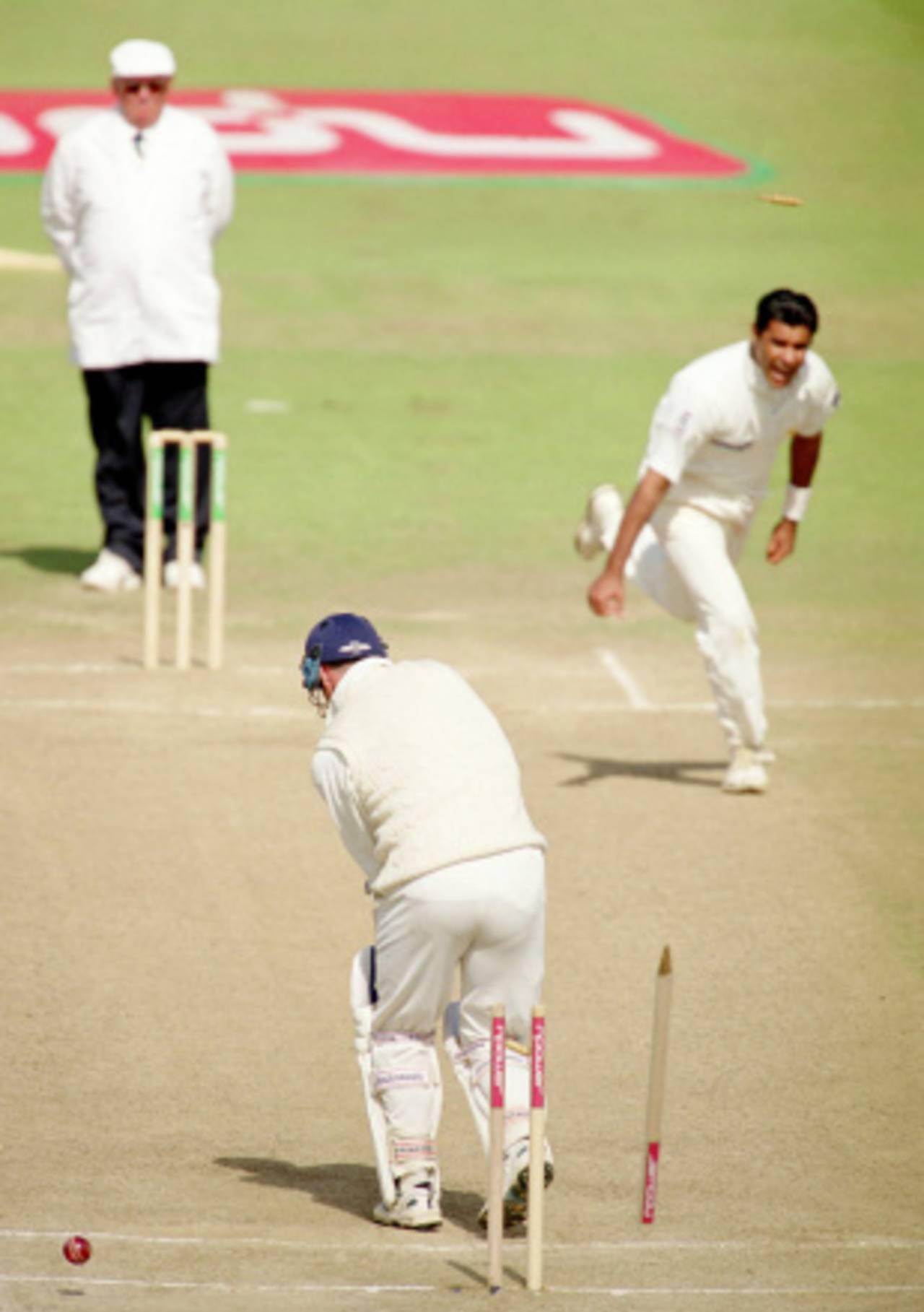 Graham Thorpe is bowled by Waqar Younis for 10, England v Pakistan, 2nd Test, Old Trafford, 5th day, June 4, 2001