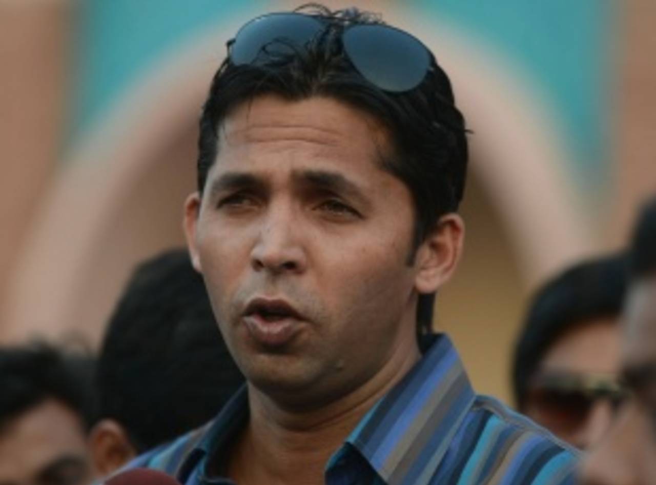 Mohammad Asif speaks to reporters in Lahore, October 29, 2012
