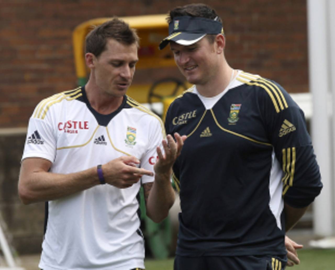 Graeme Smith and Dale Steyn chat at practice, Sydney, October 30, 2012