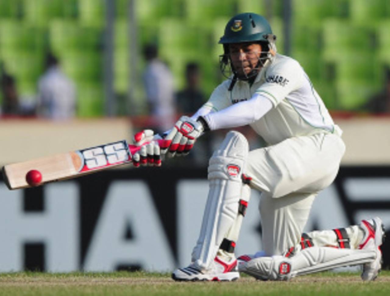 Mushfiqur Rahim sweeps, Bangladesh v West Indies, 1st Test, Mirpur, 3rd day, November 15, 2012