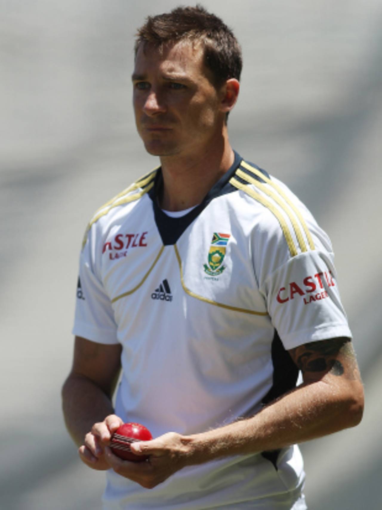 Dale Steyn with the ball at training, Adelaide, November 21, 2012