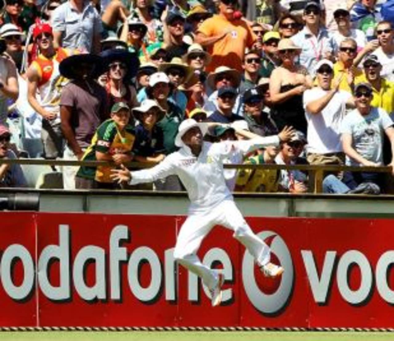 Alviro Petersen takes a catch on the boundary, Australia v South Africa, 3rd Test, 2nd day, Perth, December 1, 2012