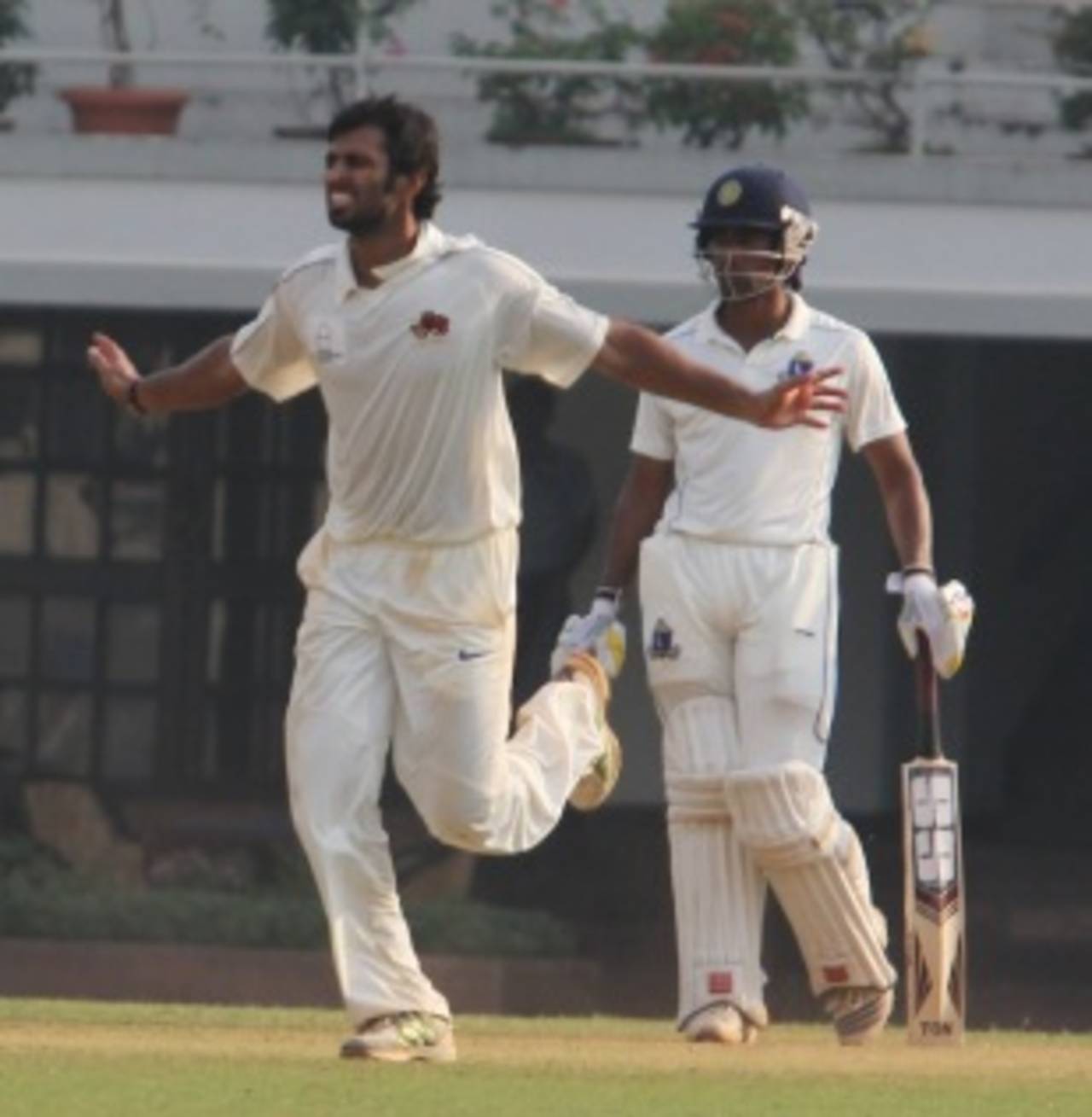 Yes that's the signal: Abhishek Nayar bowled 10 wides in a 17-ball over (file photo)&nbsp;&nbsp;&bull;&nbsp;&nbsp;Fotocorp