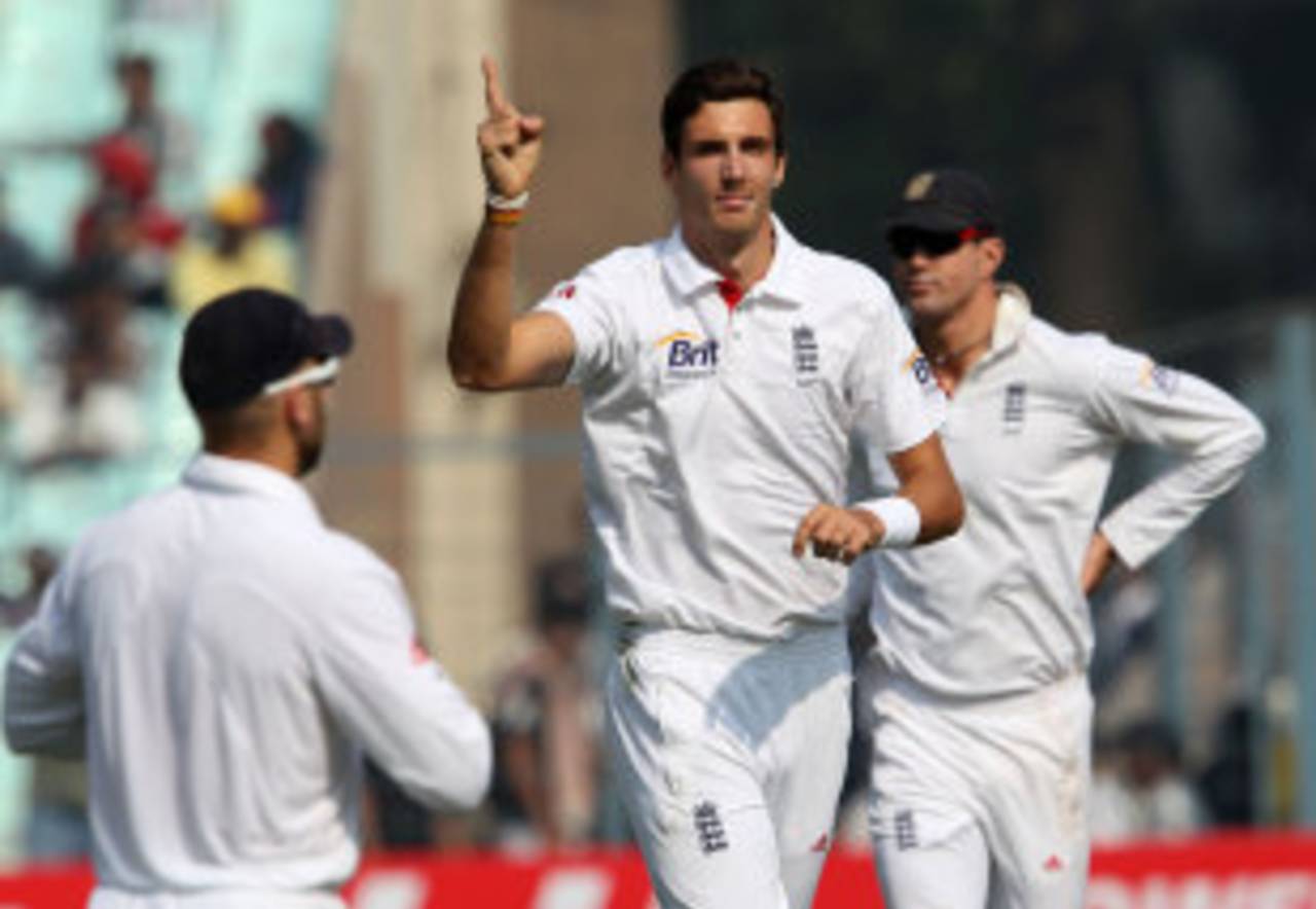 Steven Finn took the final India wicket to fall, India v England, 3rd Test, Kolkata, 2nd day, December 6, 2012