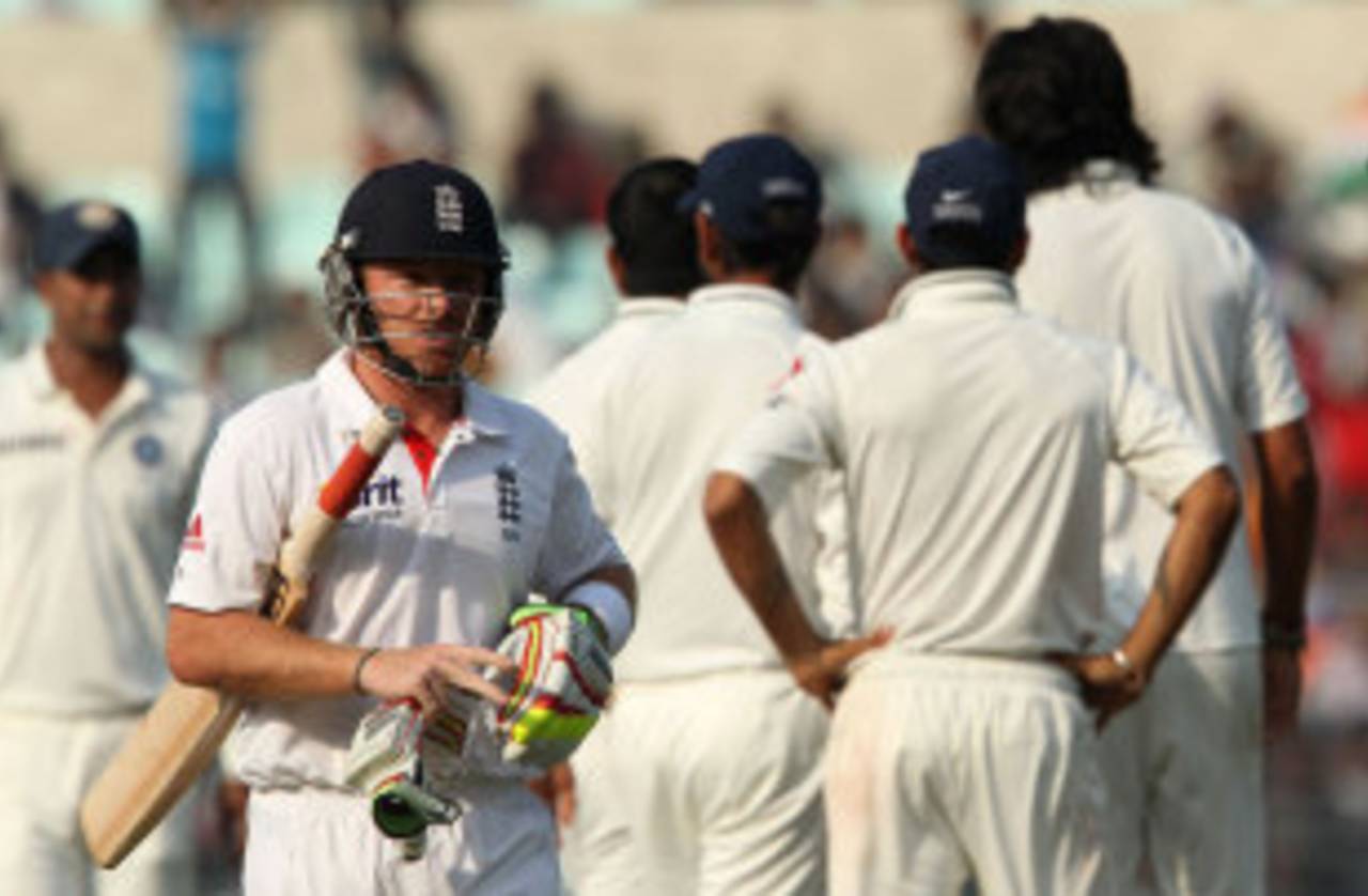 Ian Bell walks off after making 5, India v England, 3rd Test, Kolkata, 3rd day, December 7, 2012