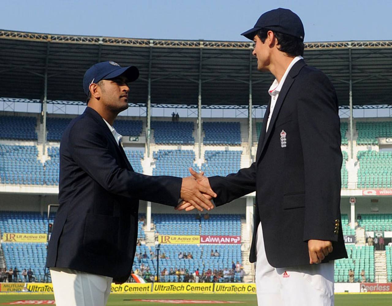 MS Dhoni and Alastair Cook shake hands at the toss, India v England, 4th Test, Nagpur, 1st day, December 13, 2012