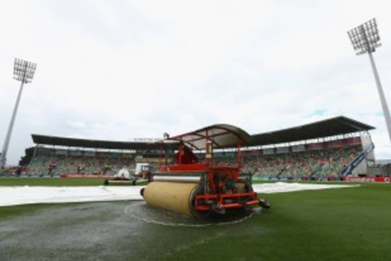 The rain set in at Bellerive Oval, Australia v Sri Lanka, 1st Test, Hobart, 2nd day, December 15, 2012