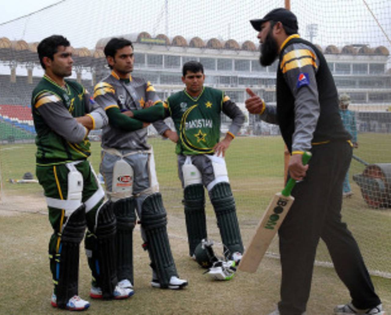 New batting consultant Inzamam-ul-Haq guides Pakistan team members in a training camp, Lahore, December 15, 2012