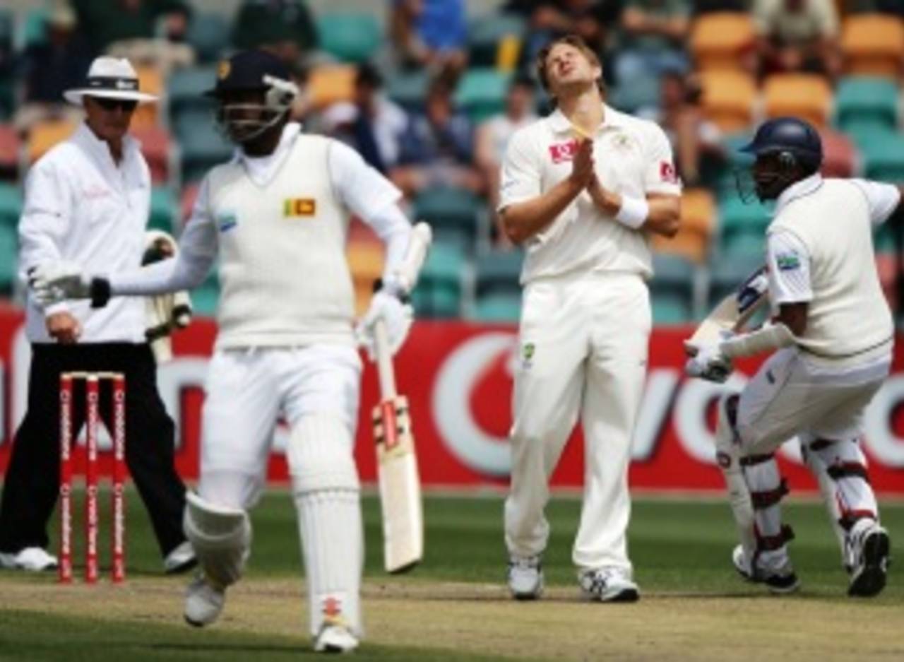 Shane Watson bears a frustrated look as Sri Lanka batsmen continue to thwart the attack, Australia v Sri Lanka, 1st Test, Hobart, 5th day, December 18, 2012