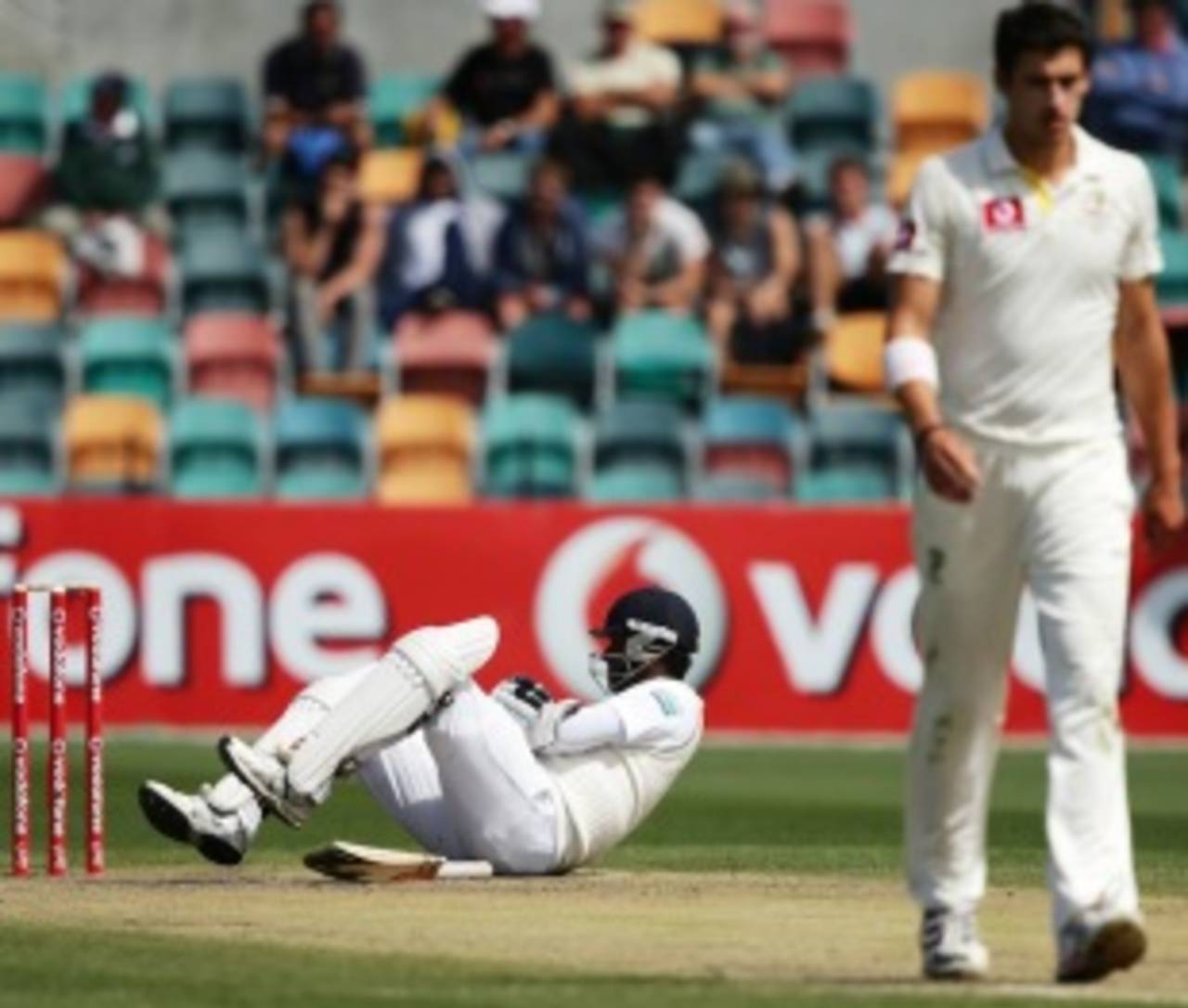 Angelo Mathews attempted to duck under a Mitchell Starc bouncer, but ended up getting hit on the elbow&nbsp;&nbsp;&bull;&nbsp;&nbsp;Getty Images